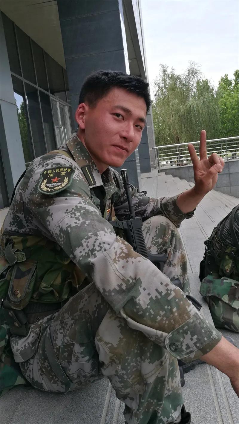 少尉服役8年是什么军衔,少尉新疆军区三等功