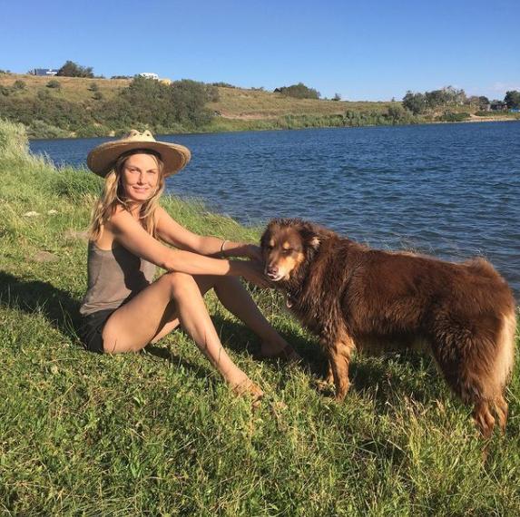 全球最撩超模！一双狐狸媚眼迷倒众生，爆红后却在乡下养鸡？