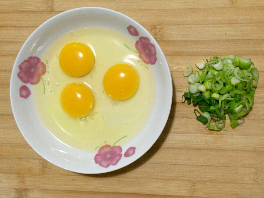 鸡蛋羹加多少水蒸才能蒸出来很嫩,鸡蛋羹如何不加水也能做很嫩