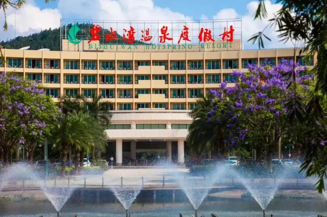 楂樻牎瀛︾敓鐪间腑鐨勫叡闈掑洟,楂樻牎鐢熺溂涓殑鏃朵唬鍙樿縼