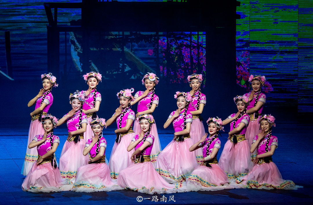 美女介绍丽江千古情景区,丽江千古情景区人多吗