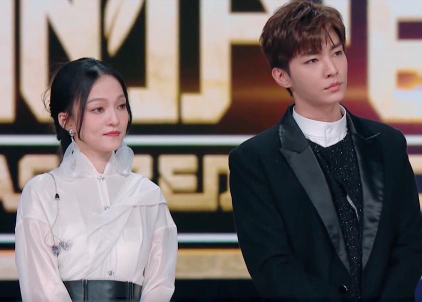 说哭萨顶顶拉踩炎亚纶，为赢《歌手》，《天赐的声音》剑走偏锋？