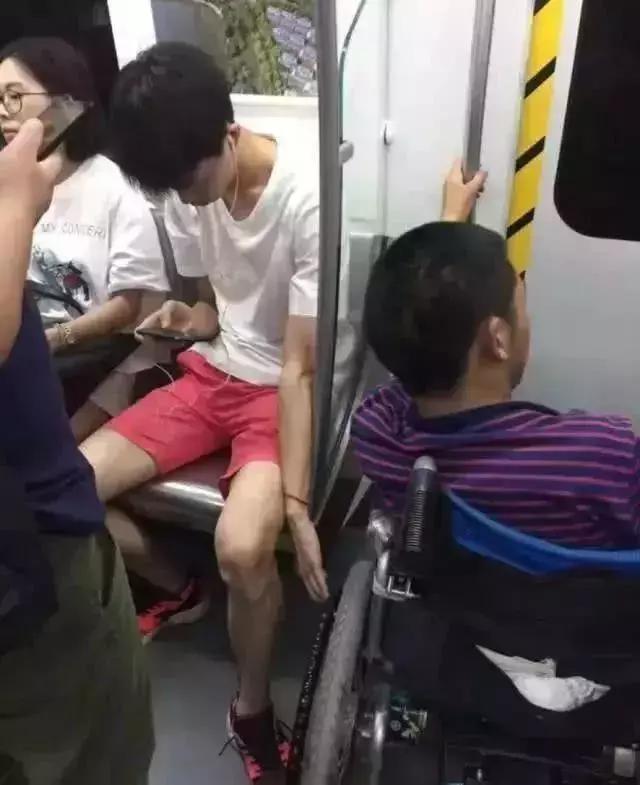 这才是董卿真实的样子,董卿跪地为什么获得网友的称赞