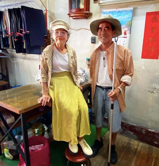 叹服这对84岁老夫妻，穿别人不要的衣服火到国外，这才叫秀恩爱