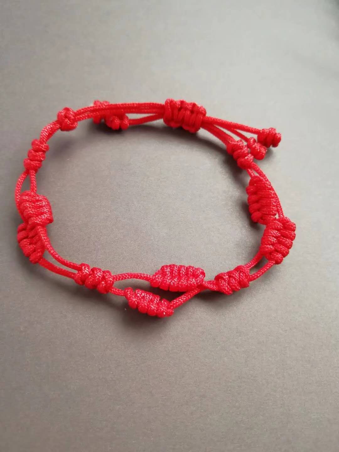 猪本命年黄金红绳手链,属兔戴小金猪红绳手链好吗