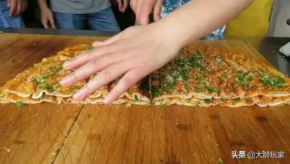 土家酱香饼为什么不能在回民店吃,为什么街边卖的酱香饼那么的软