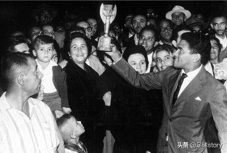 “盘带之魔”加林查，足坛史上最会盘带的球员，比肩贝利的传奇