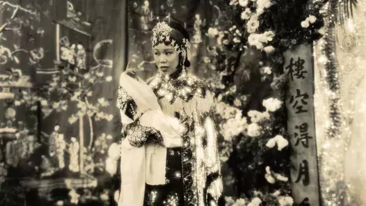 100多年前女生为什么要裹脚,100年前女人裹小脚的图