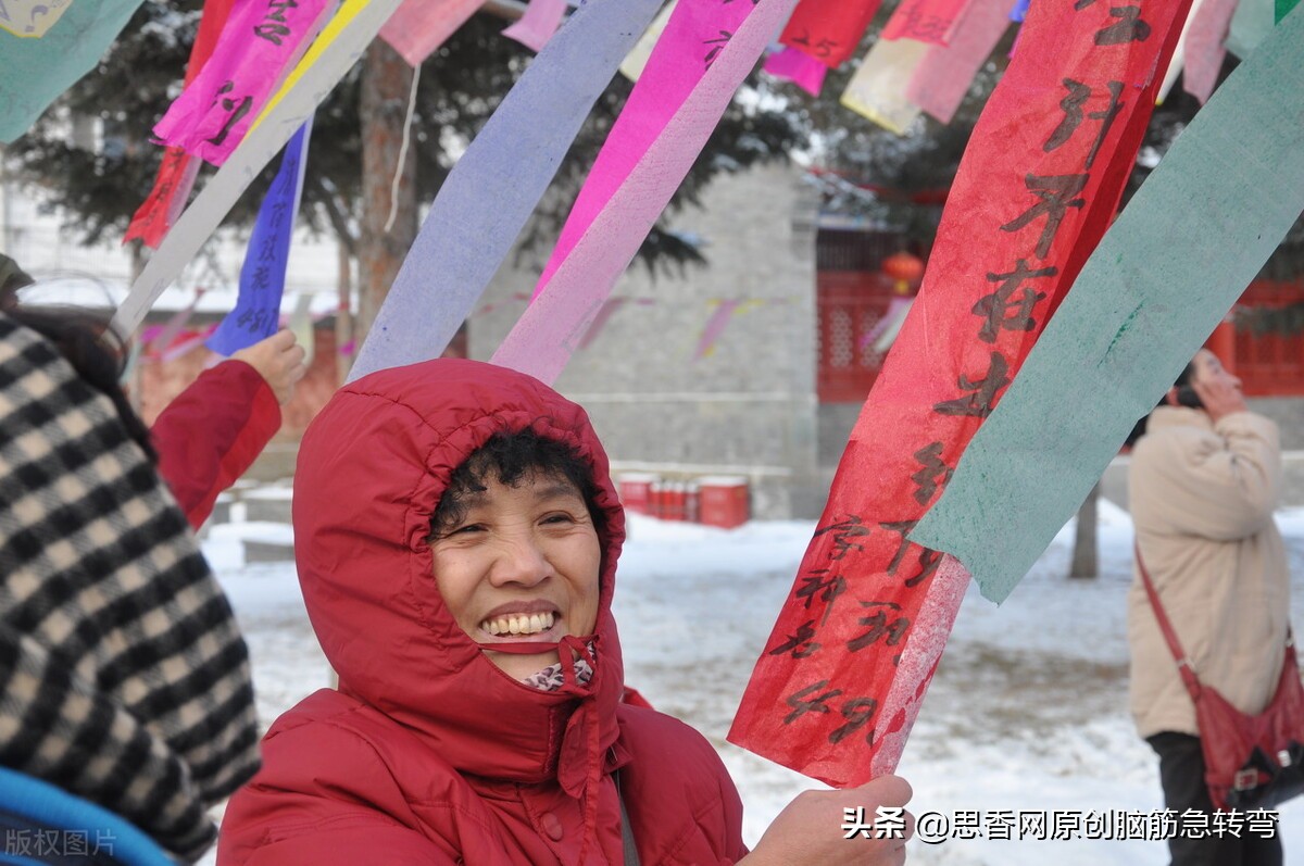 背背有些驼，牙齿生得多；虽然没头发，爱在头上摸（打一物）