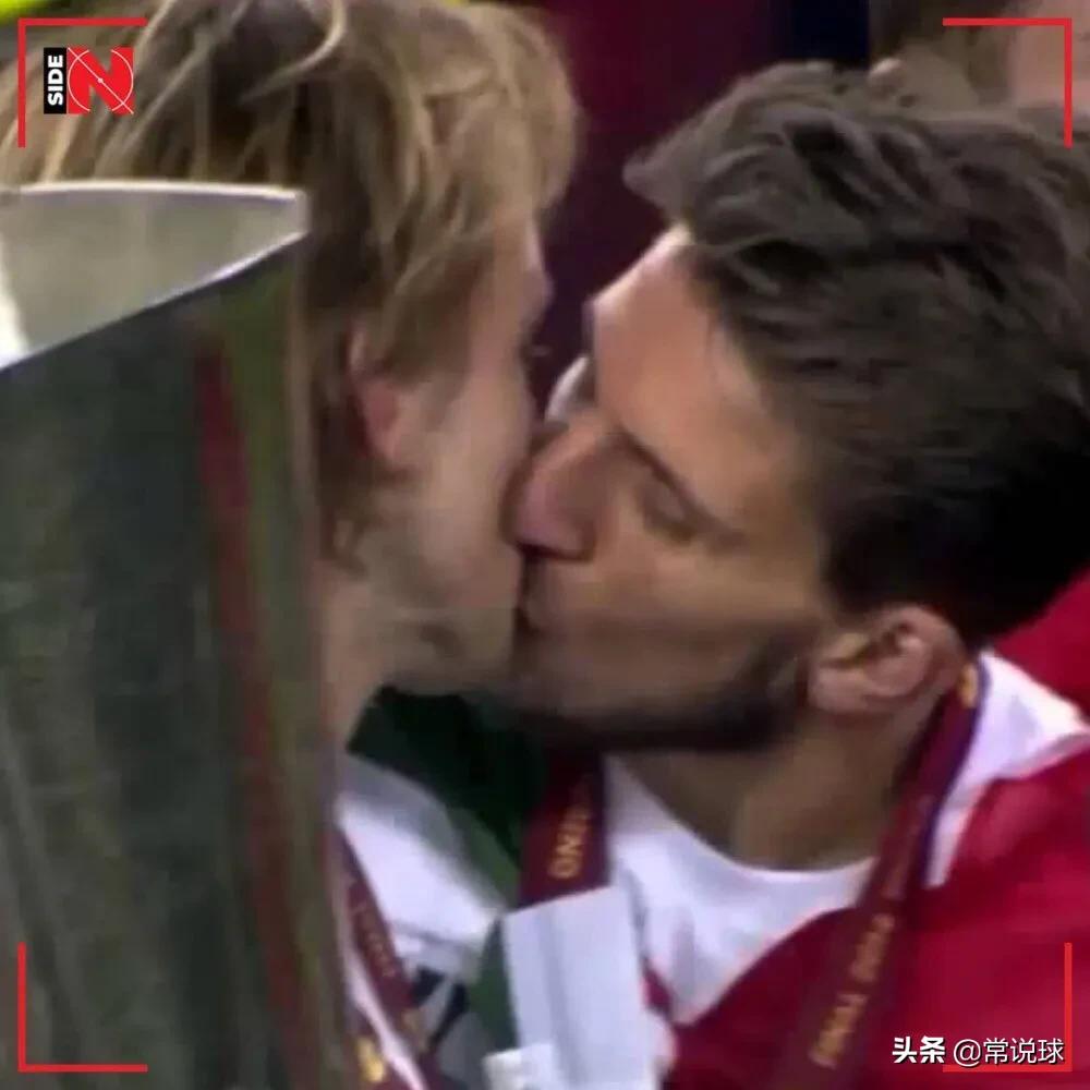 足球球员之间的吻,足球接吻镜头视频