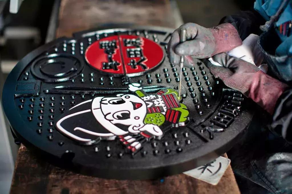 在日本，井盖儿都有美女粉丝团