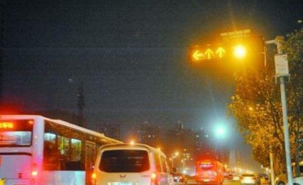 交通法新规现在闯黄灯算不算违章,为什么闯黄灯也是扣六分罚款200