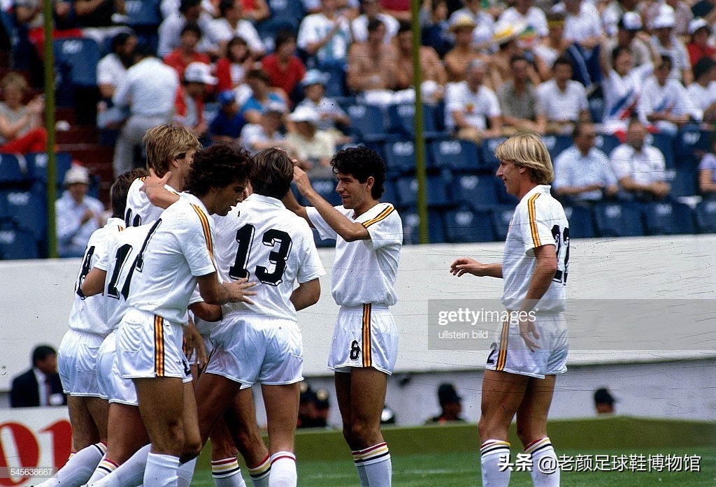 第一个穿白球鞋的球星,马拉多纳南非世界杯场边秀脚法