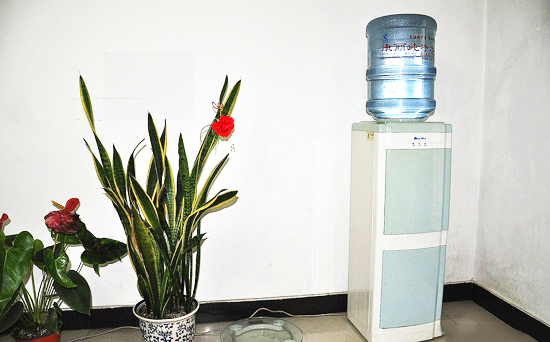 饮水机过滤不干净怎么清洗,饮水机里面的细菌有多少个