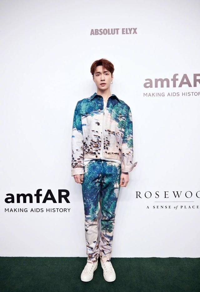 张艺兴最新穿衣搭配,张艺兴皮衣牛仔外套