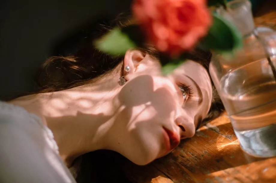 如何撒娇能让男人心酥腿软，恨不得把你捧在手心疼爱