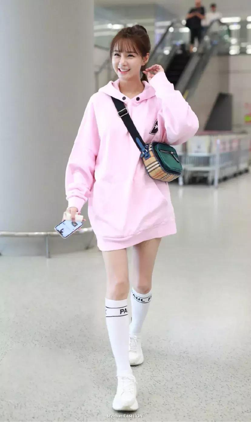 卫衣配什么裙子好看春天,卫衣裙子怎么搭配才好看