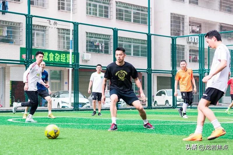 林丹脚踢球,林丹回到球场赢了