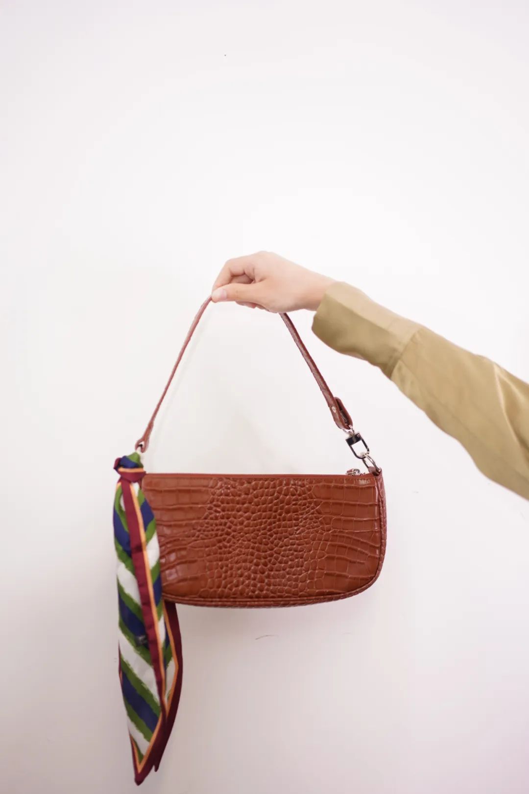 桑蚕丝丝巾春季怎样搭配衣服,春季长丝巾的系法简单又漂亮