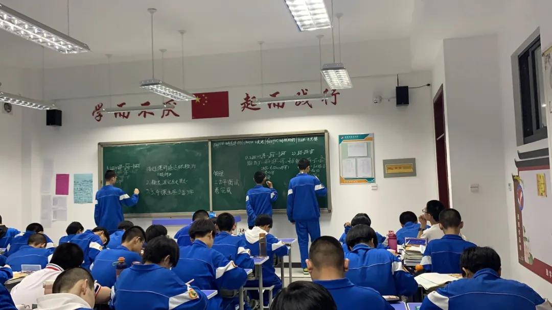 晚自习同学们在争分夺秒的学习,自习课上同学们都在埋头复习