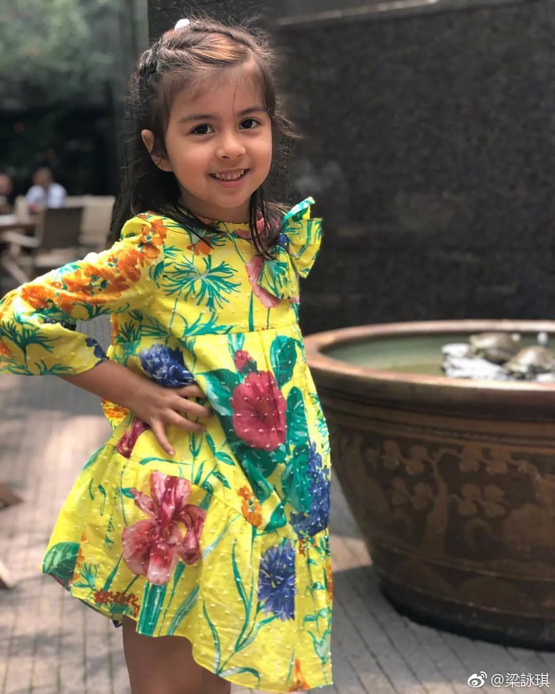​都说小糯米神似杨幂美到犯规，梁咏琪女儿的混血颜才堪称一绝