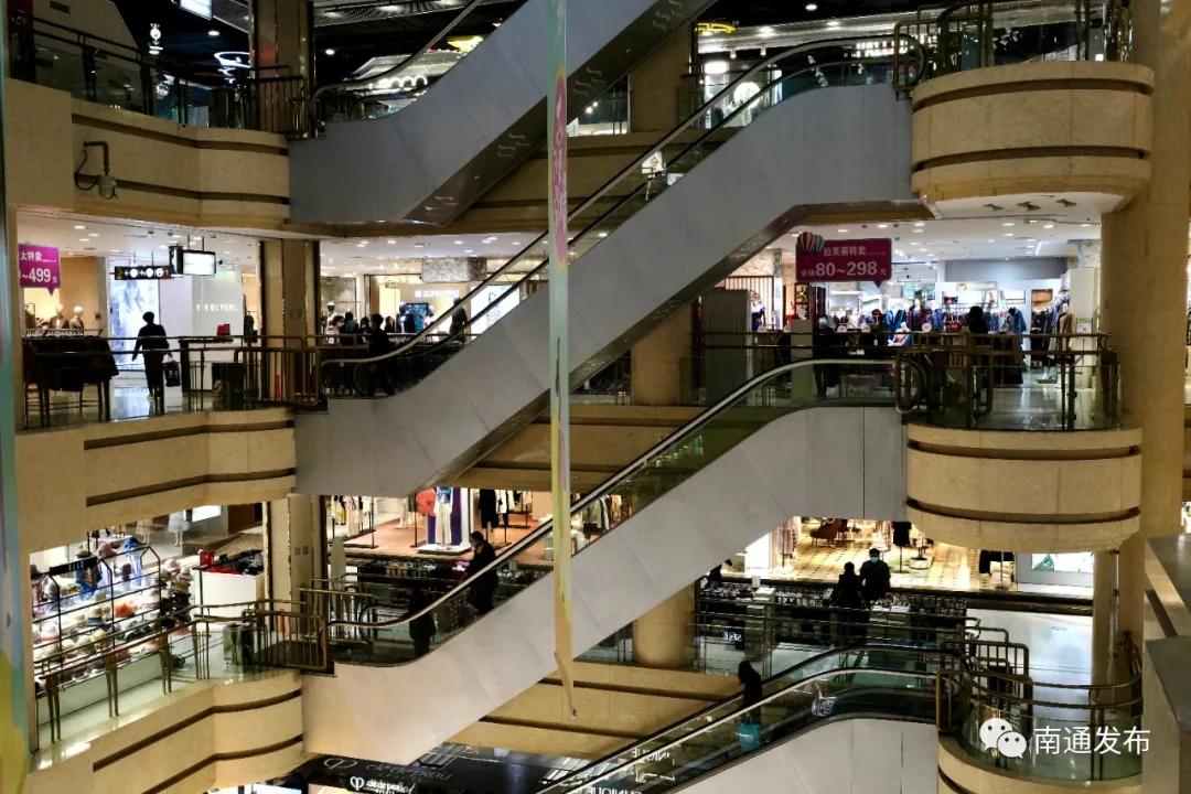 消费者实体店买衣服能不能退,消费者在实体店买的衣服不给退货