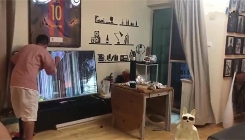 苏醒砸电视图片,苏醒砸电视是真是假