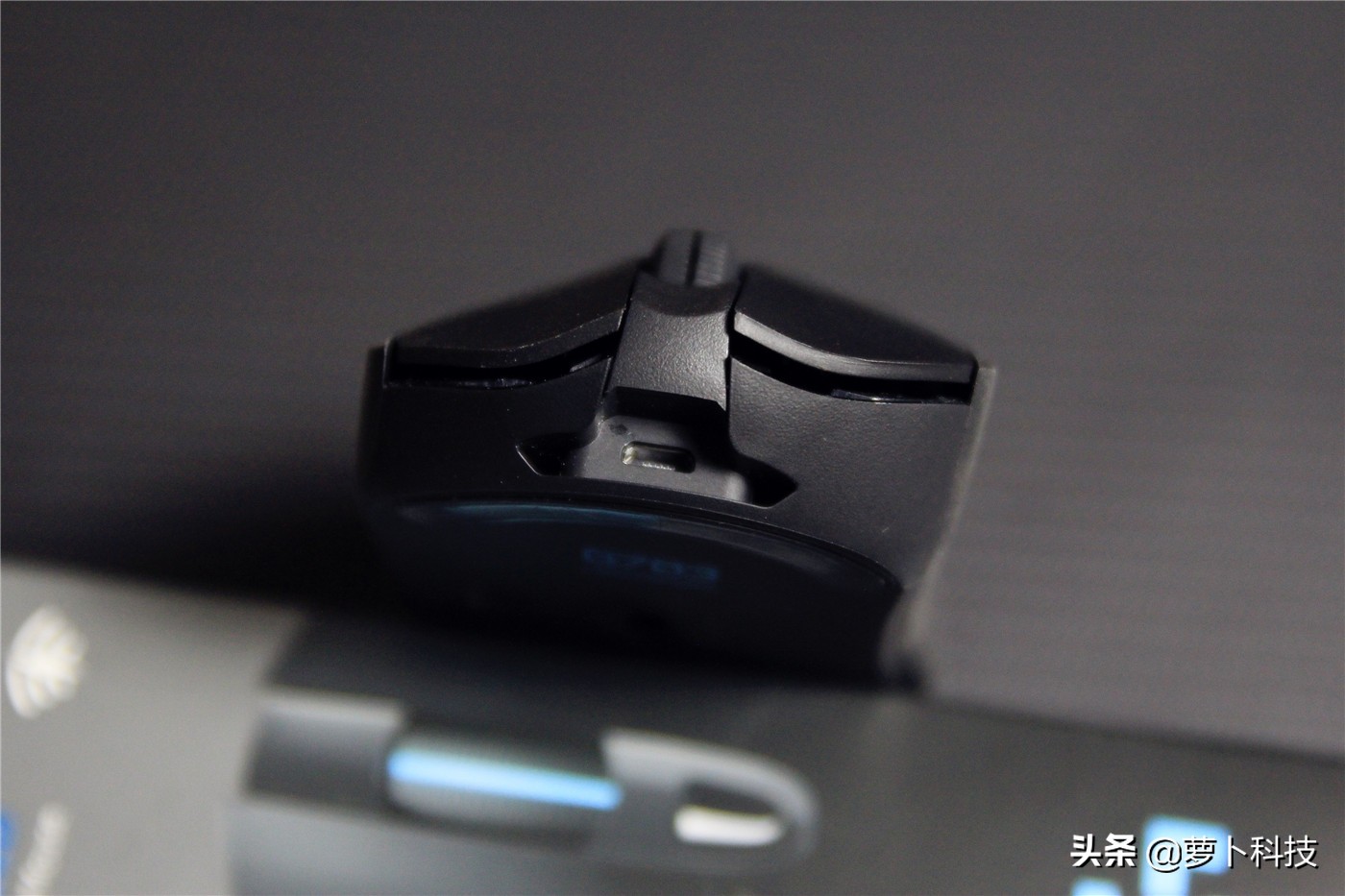 罗技g703无线鼠标评测,罗技g703鼠标底部透镜