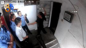 猖狂老赖欠钱不还威胁女子,老赖拒不还钱妻子以死威胁干警