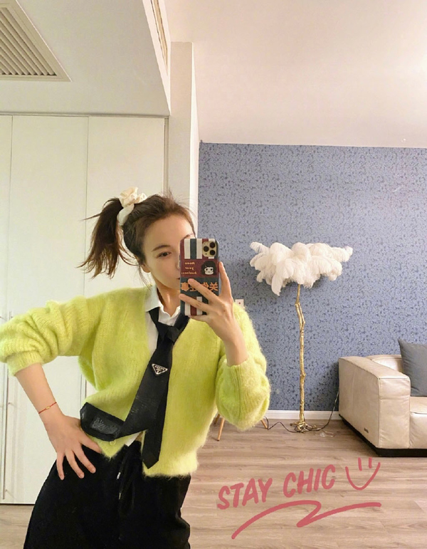 吴昕蓝色针织衫,吴昕穿薄衫裙披小西装