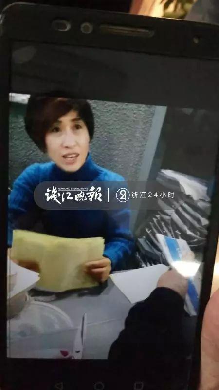 神秘女人卷跑服装厂200万厂家气吐血：都是血汗钱