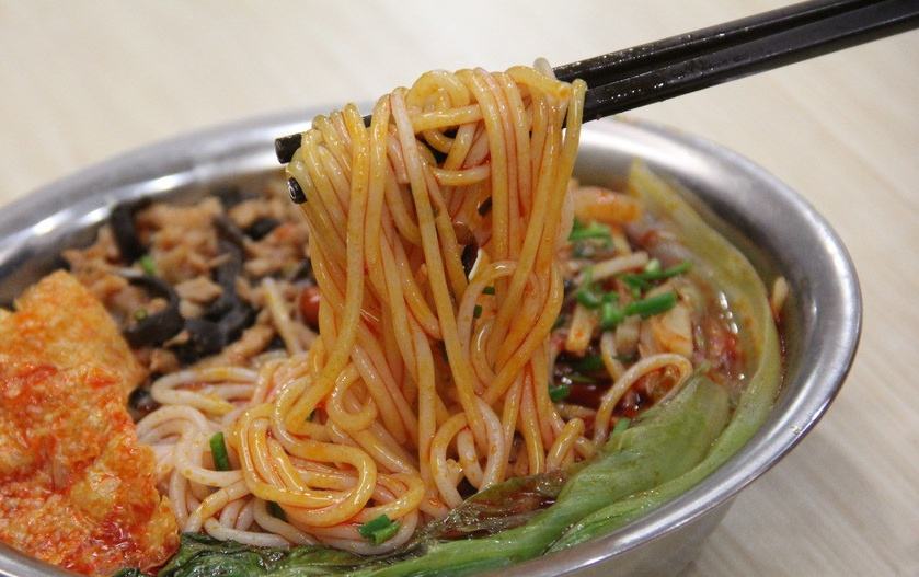 螺狮粉狂热分子：“臭”名远扬的螺狮粉，为何能让*欲人**罢不能