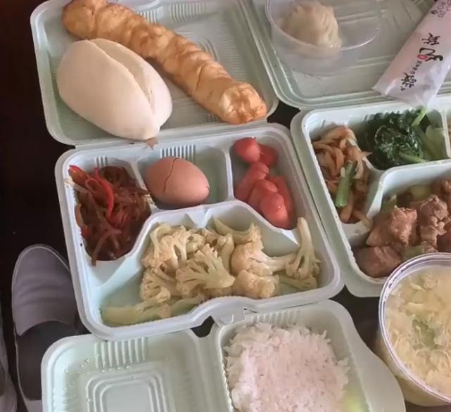 山东一男子回国隔离期米饭吃不完,将剩饭捏成饭团晒干带回家获赞