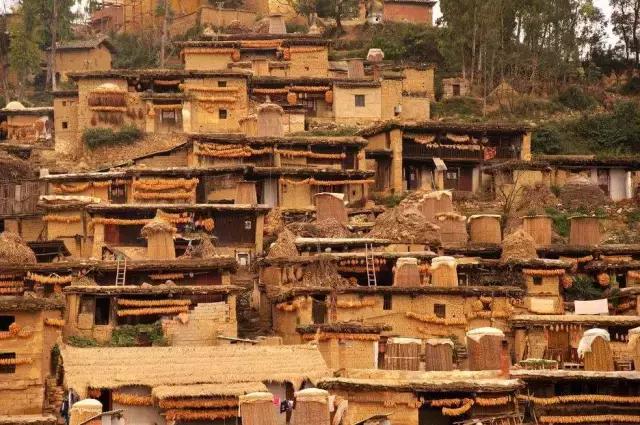 云南这个村子百家相连,一不留神就走到人家房顶上了