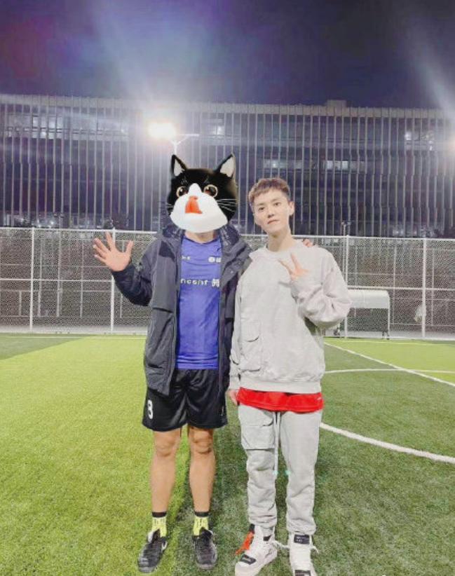 鹿晗晒与王勉看球赛合照,奔跑吧兄弟鹿晗迪丽热巴踢球