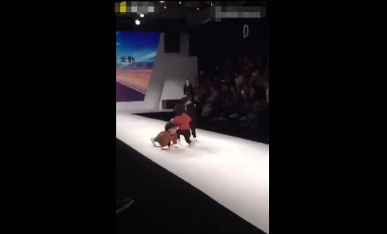 童模走路正确迈步姿势,童模最不缺的就是自信