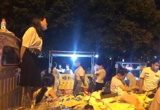 美女摆地摊卖牛奶赚百万,女子摆地摊年入百万