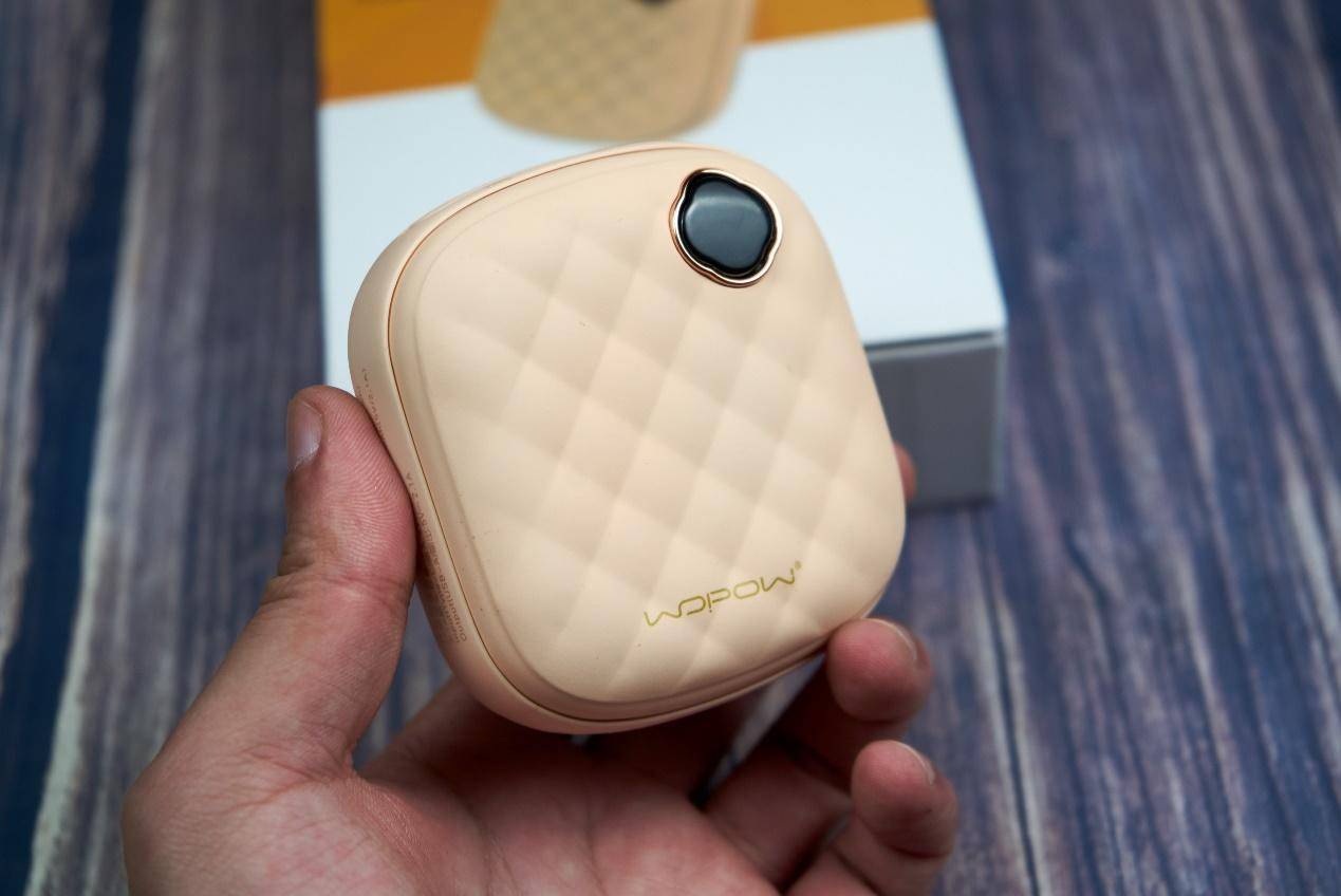 既是充电宝又是暖宝宝,既是充电宝又是插头