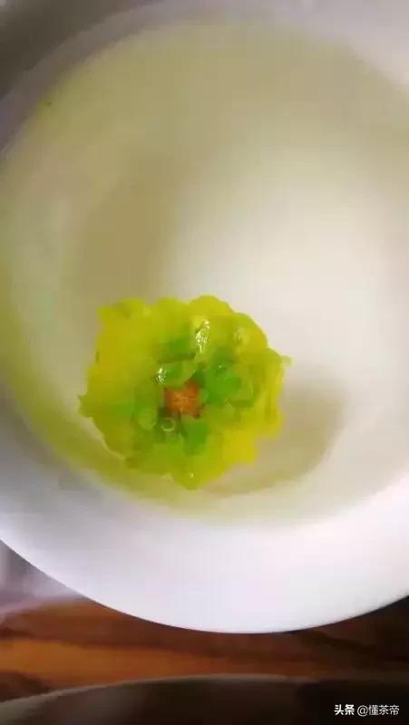 野菊花茶变绿了还能喝吗,菊花茶居然变绿了是不是有毒
