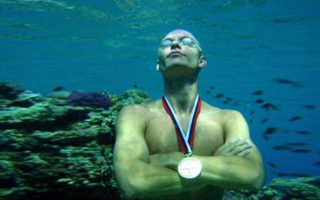 小姐姐在水下憋气100秒探险,小姐姐水下憋气挑战100秒