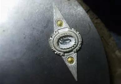 錾刻需要使用不同的錾子,錾刻工艺和篆刻工艺的区别