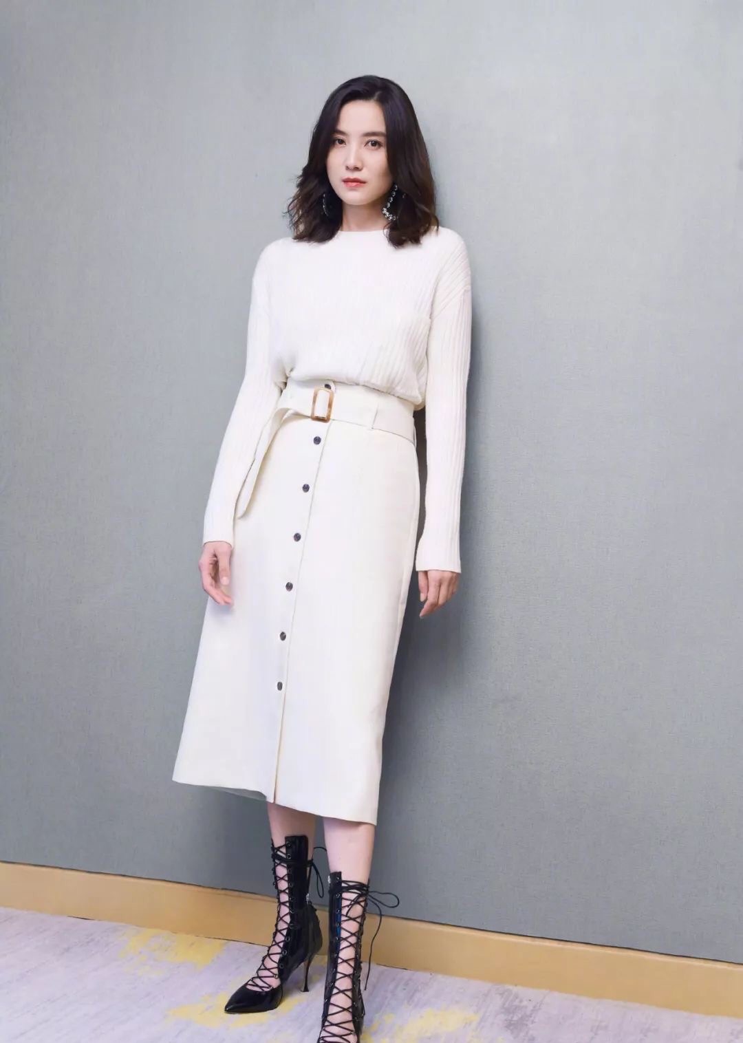 宋佳穿高级感西装,宋佳缎面西装搭皮鞋气场十足