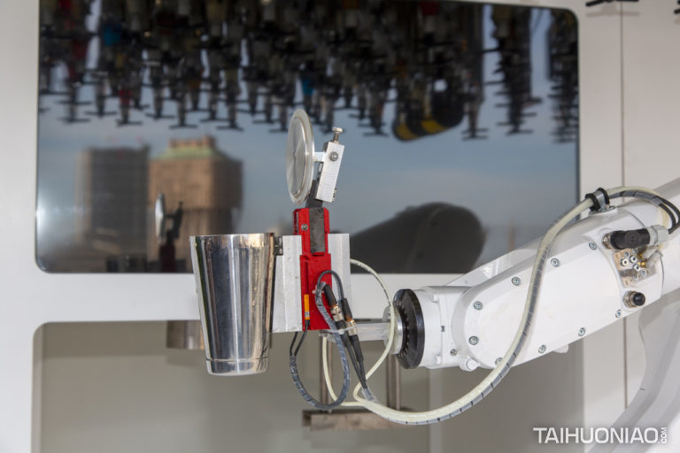 花式调酒师这个行业发展趋势,调酒师会被人工智能所取代吗