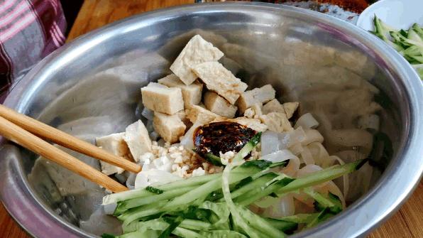 懒人凉皮面糊要注意什么,平底锅凉皮做出来发粘开裂