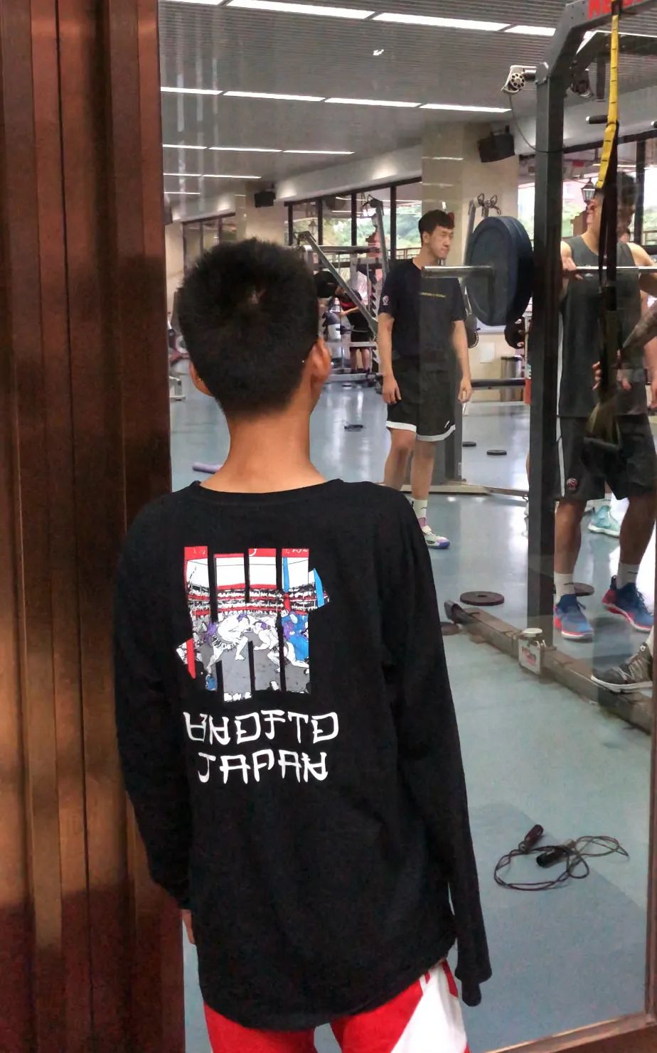 独臂少年在广东宏远俱乐部打球,独臂少年来到广东宏远训练基地