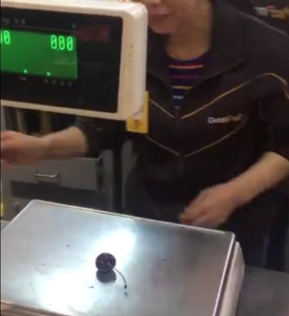 这“土豪”水果，价格比肉贵，吃它的人“非富即贵”，超市论个卖