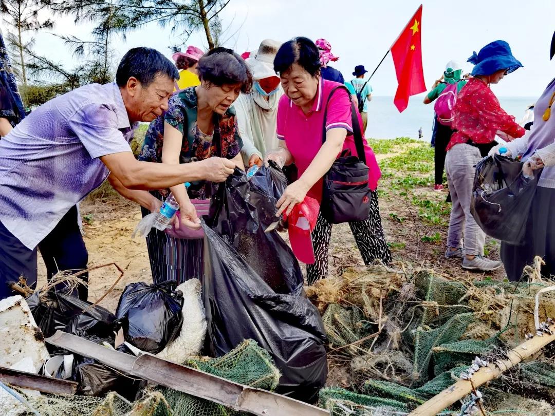 海南丰台后海小镇临时*党**支部参加净滩活动