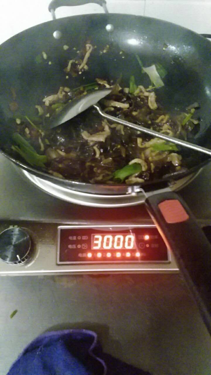 凹面电磁炉炒菜能颠锅吗,大排档炒菜凹面电磁炉