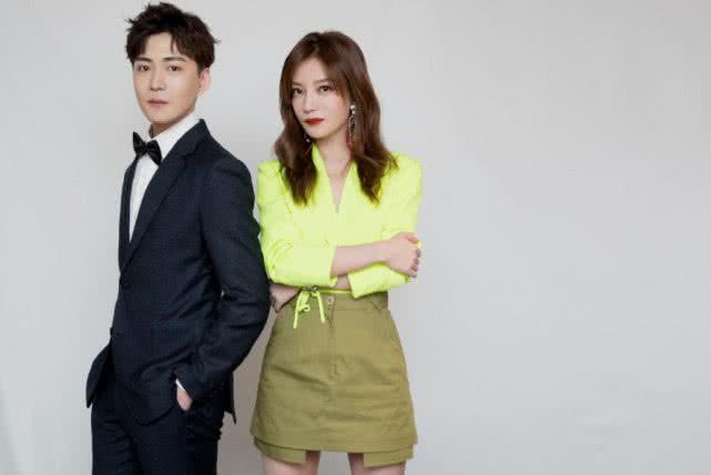 赵薇也换了个发型,梳了一个大背头,显成熟又英气十足!