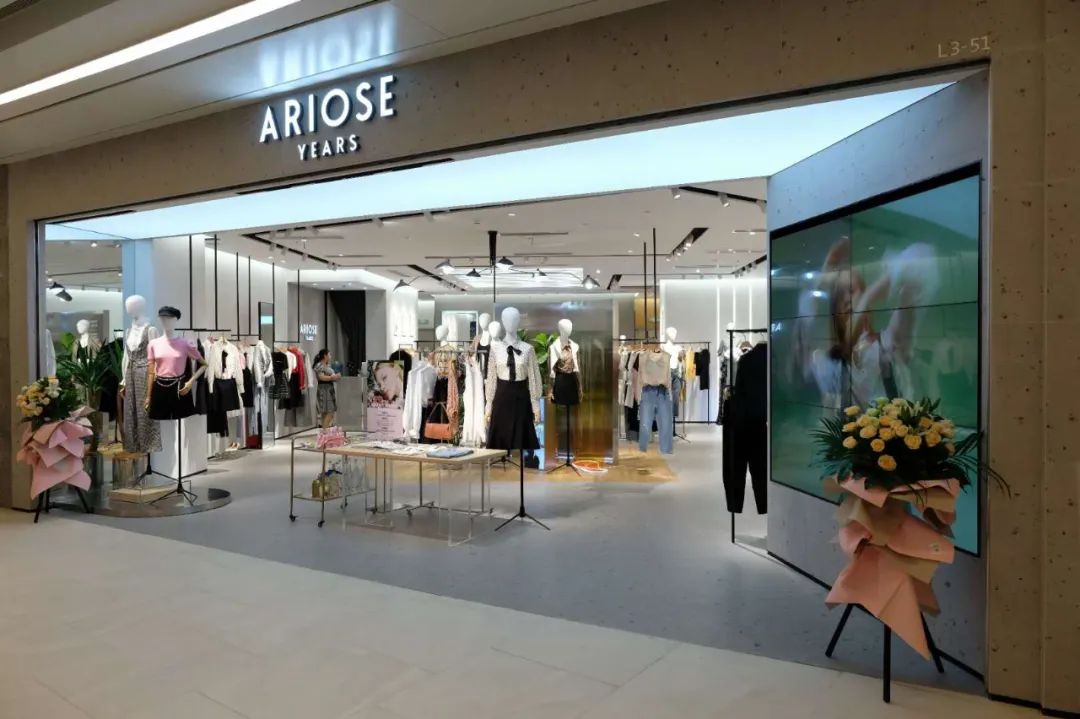 谁说服装店不行了？这个低调的女装却悄悄地开了1200多家店